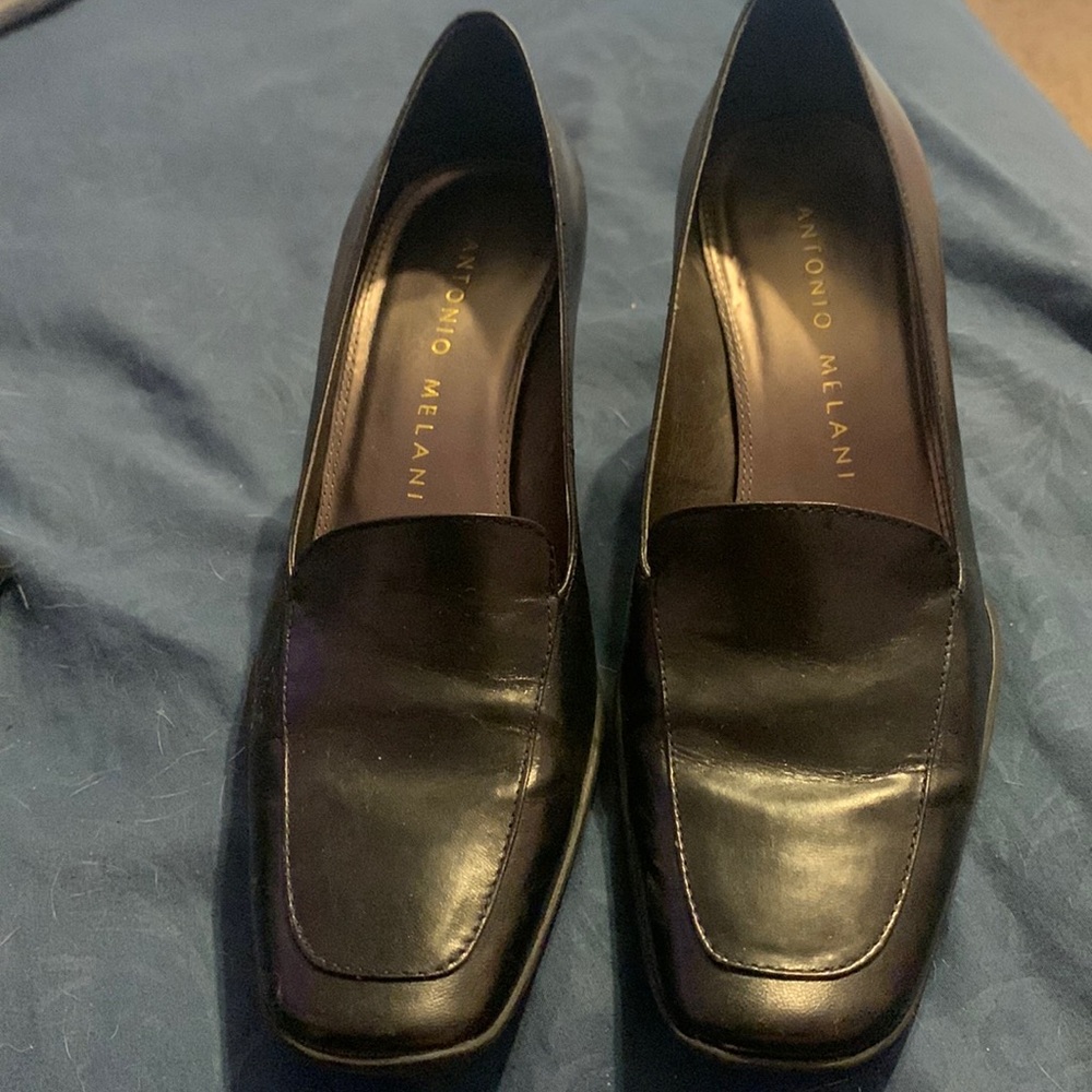 It is a black pump that is 7 1/2 M in women’s only worn four times.